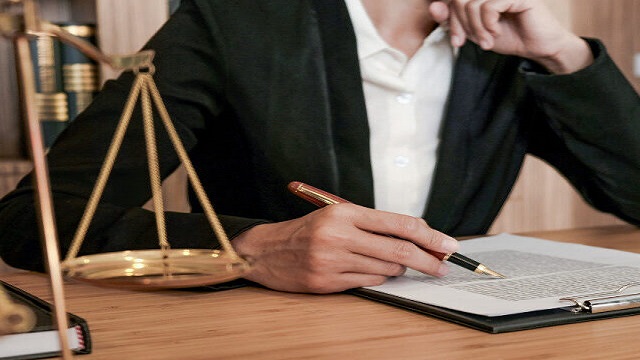 مزایای استفاده از خدمات یک وکیل حقوقی